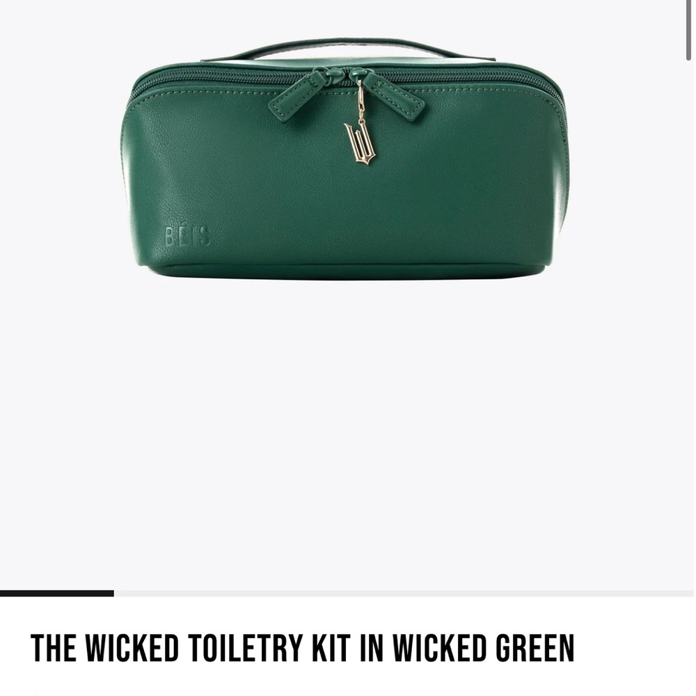 BEIS The Wicked Toiletry Kit in Wicked Green